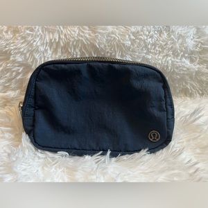Lululemon true navy crinkle belt bag (OG)